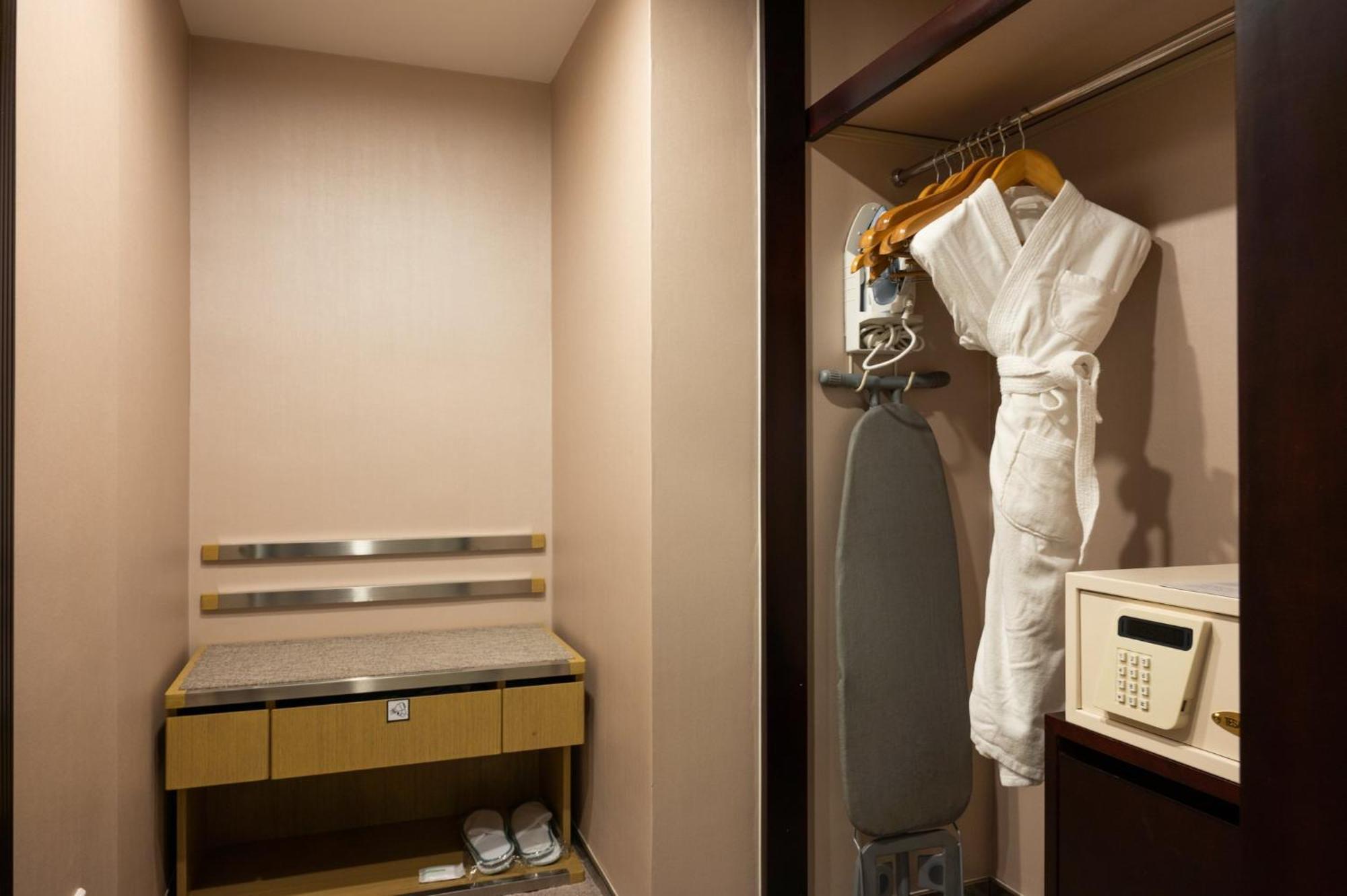 Holiday Inn Wuhan Riverside By Ihg Exterior photo