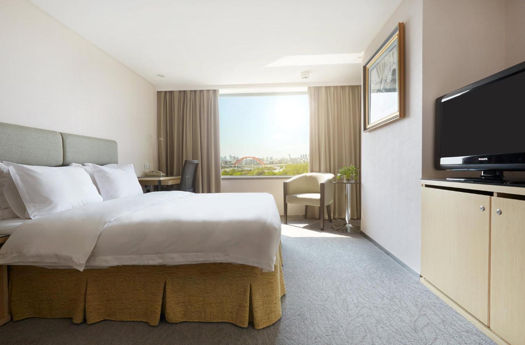 Holiday Inn Wuhan Riverside By Ihg Exterior photo
