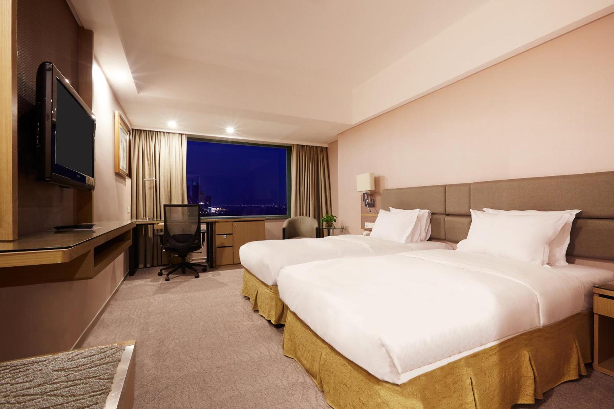 Holiday Inn Wuhan Riverside By Ihg Exterior photo